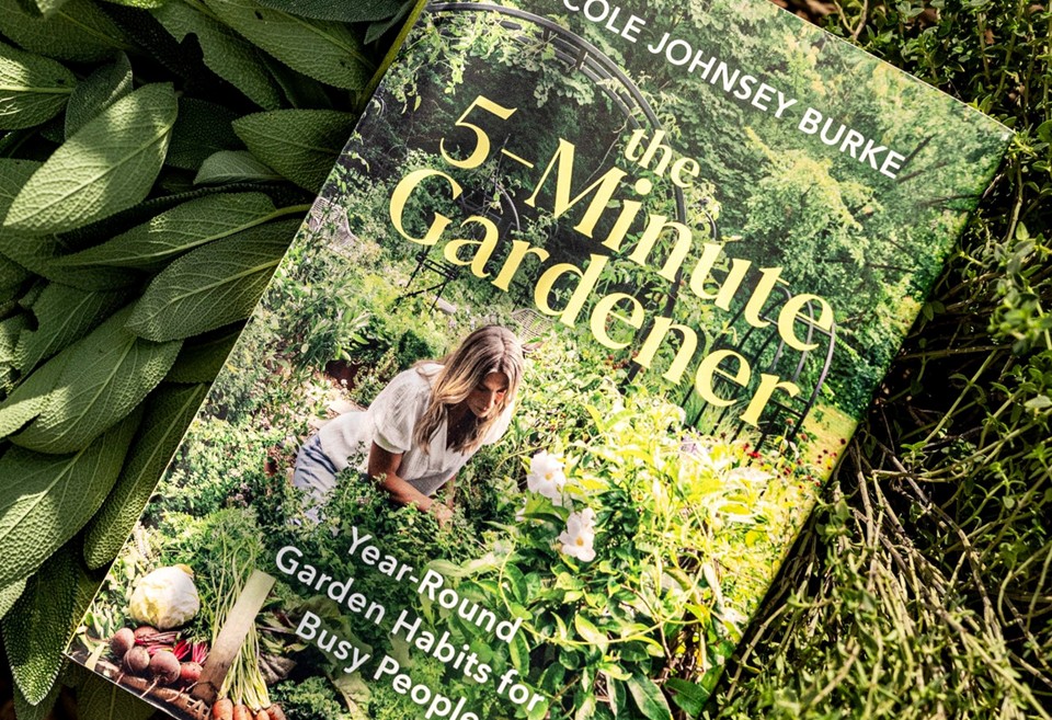 The 5-Minute Gardener: Year-Round Garden Habits for Busy People