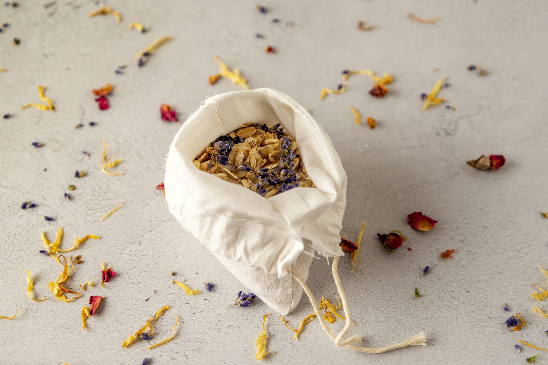 Crafting with Herbs: Do-It-Yourself Botanical Decor, Beauty Products, Kitchen Essentials, and More