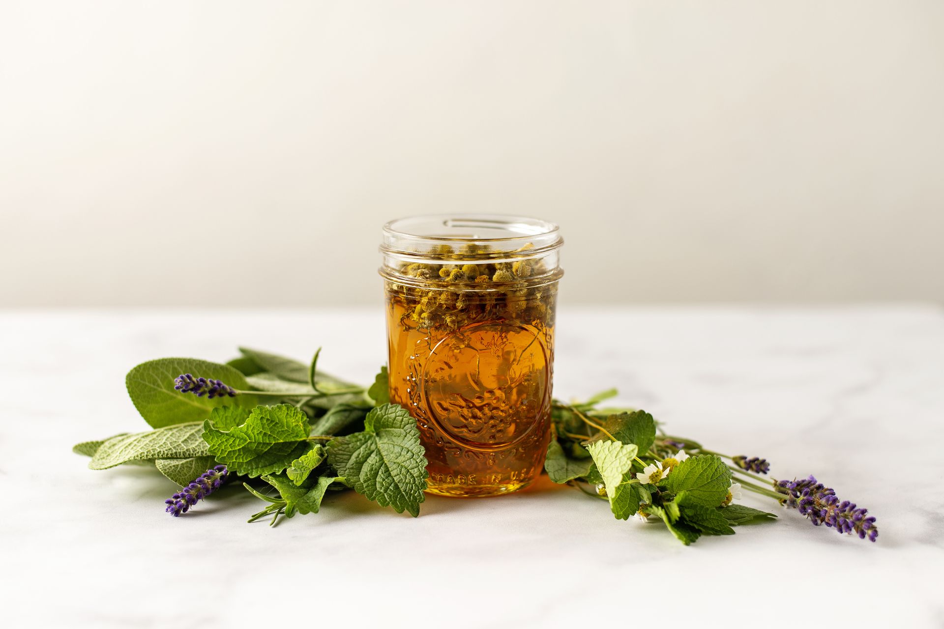 Crafting with Herbs: Do-It-Yourself Botanical Decor, Beauty Products, Kitchen Essentials, and More