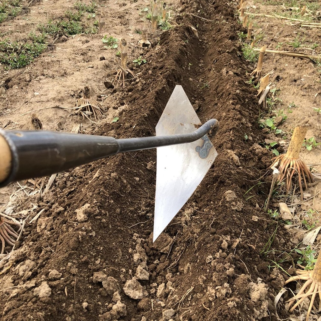 soil-turning-hoe-triangle-hoe-garden-too-5.jpg