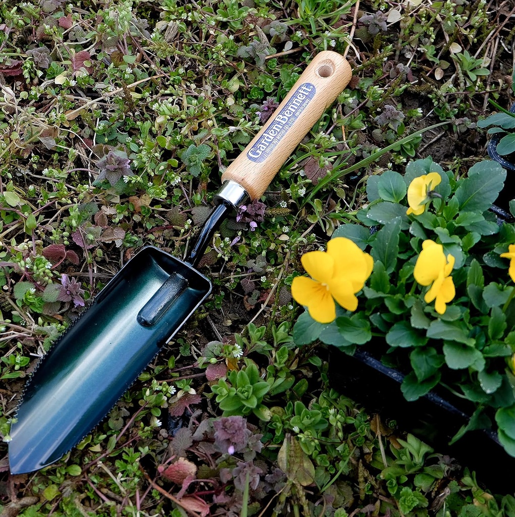 garden-helper-narrow-garden-trowel-hand--2.jpg